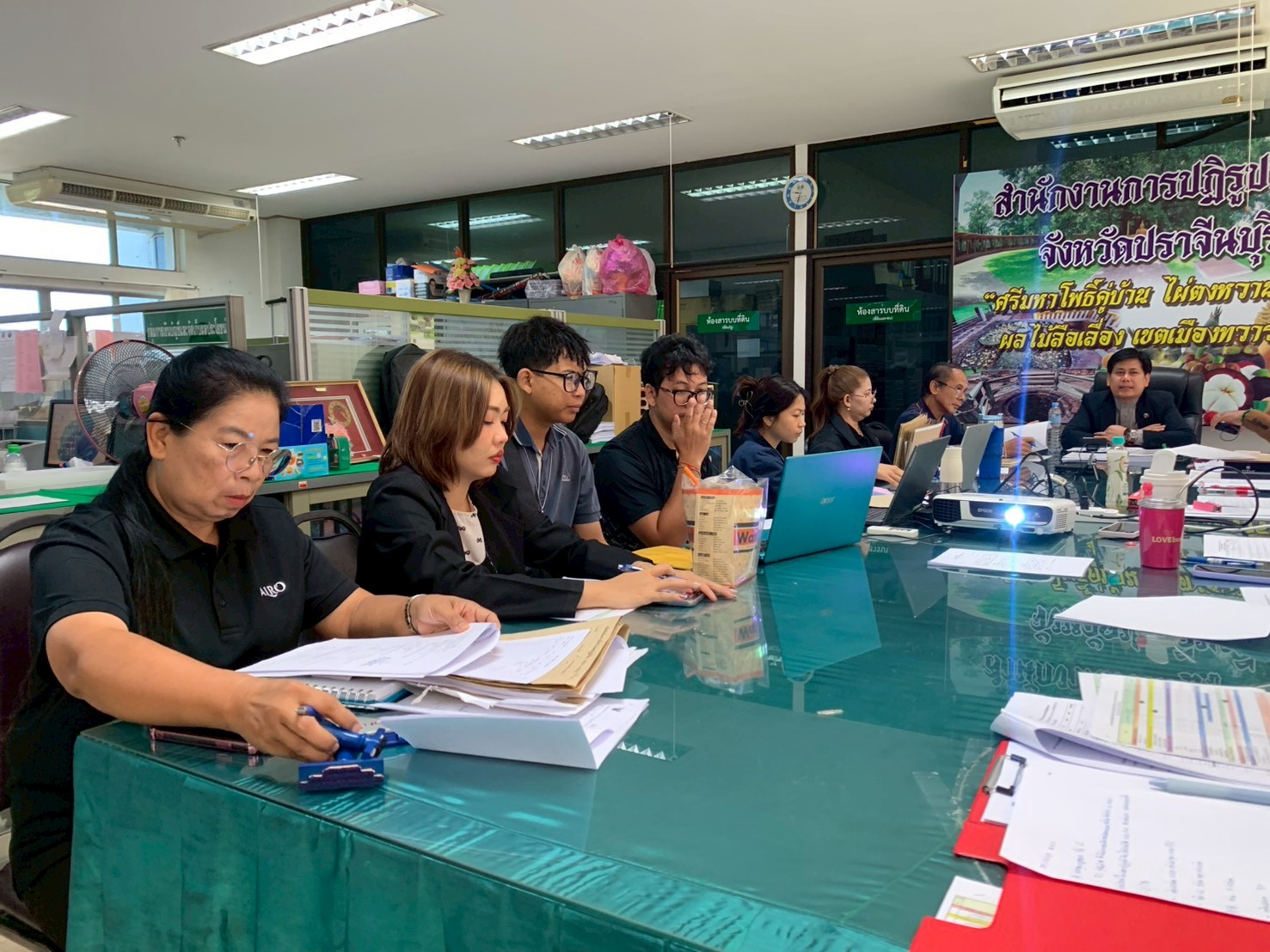 title - วันอังคารที่ 10 มีนาคม 2569 เวลา 11.00 น. นายวิทูล ประดิษฐบุญ ปฏิรูปที่ดินจังหวัดปราจีนบุรี พร้อมด้วยผู้อำนวยการกลุ่มงานช่างและแผนที่ อำนวยการกลุ่มกฎหมาย อำนวยการกลุ่มการเงินบัญชีและจัดเก็บผลประโยชน์ ผู้อำนวยการกลุ่มยุทธศาสตร์และการปฏิรูปที่ดิน และเจ้าหน้าที่ ส.ป.ก.ปราจีนบุรี ที่เกี่ยวข้อง จัดการประชุมคณะทำงานตรวจสอบคุณสมบัติผู้ยื่นคำขอเข้าทำประโยชน์ในเขตปฏิรูปที่ดินจังหวัดปราจีนบุรี ครั้งที่ 5/2569